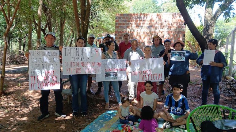 Familias de la zona Marin Ka'aguy denuncian a la Municipalidad de Luque por la venta irregular del terreno en el que habitan.