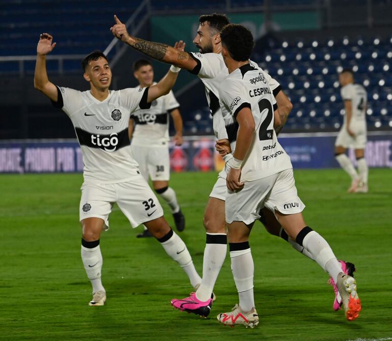 Carlos Arrúa llega para felicitar a Lucas Pratto, luego de marcar el gol del empate frente a General Caballero JLM.