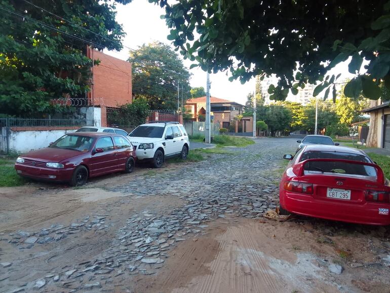 Vecinos reclaman autos abandonados y convertidos en criaderos de mosquitos