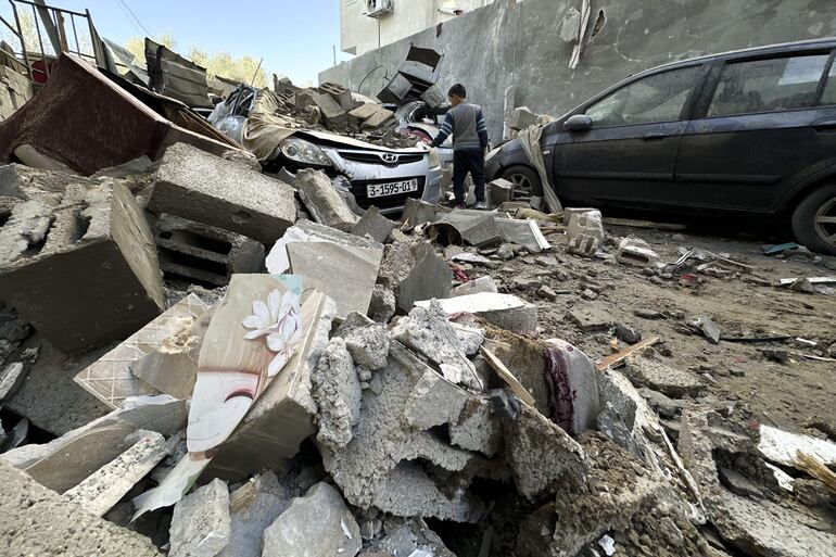 Los daños causados después de que aviones de combate israelíes El grupo chií libanés Hizbulá anunció este martes que ha lanzado una andanada de cohetes contra la localidad israelí de Gesher Haziv, ubicada a cerca de 6 kilómetros de la frontera común, en una de sus acciones más al sur del Estado judío desde el inicio de las hostilidades hace medio año.