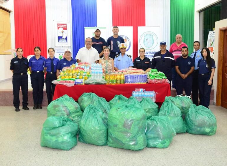 La gobernadora Norma Zárate de Monges, entrega G.5 millones y 700 kilos de víveres a la asociación de bomberos de Paraguarí.