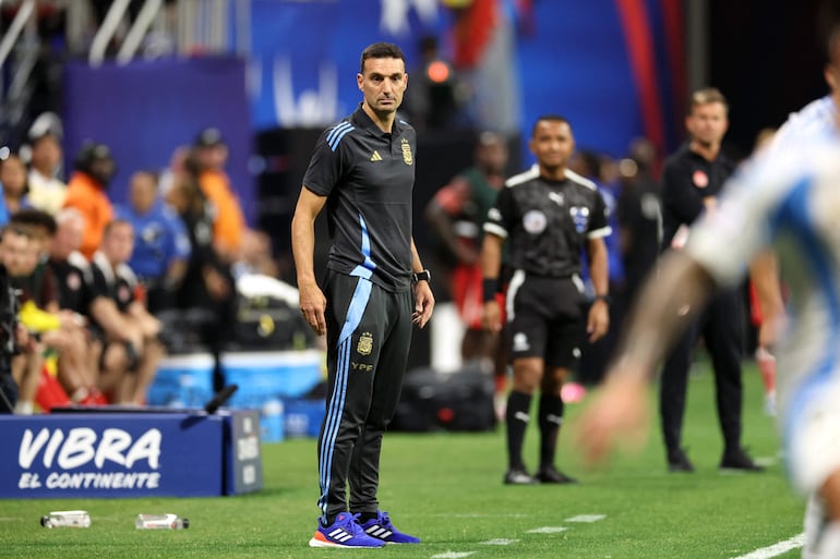 Lionel Scaloni, el entrenador de la selección argentina, durante el partido frente a Canadá por la primera fecha del Grupo A de la Copa América 2024 en el Mercedes Benz Stadium, en Atlanta, Georgia, Estados Unidos. 