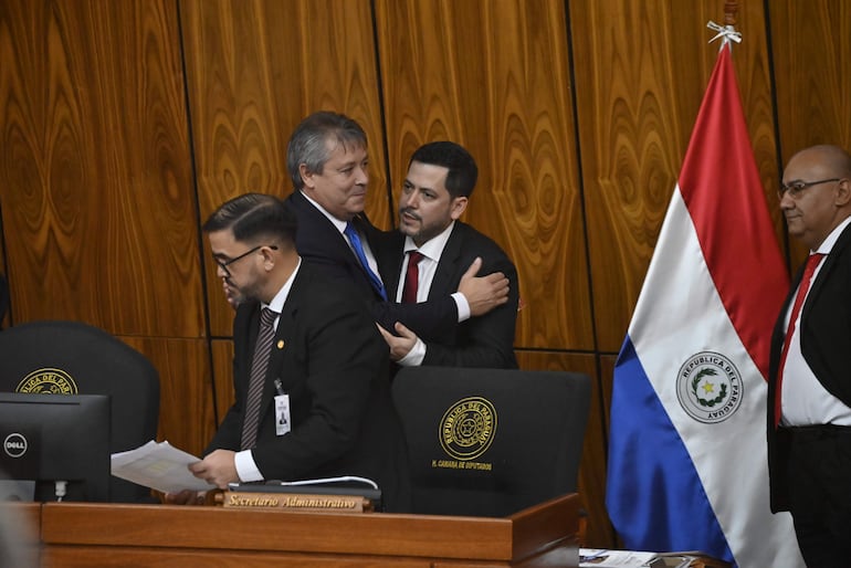 Momento en que el presidente saliente de la Cámara de Diputados, Carlos María López (PLRA) entregó el mando al nuevo titular, Raúl Latorre (ANR, HC).