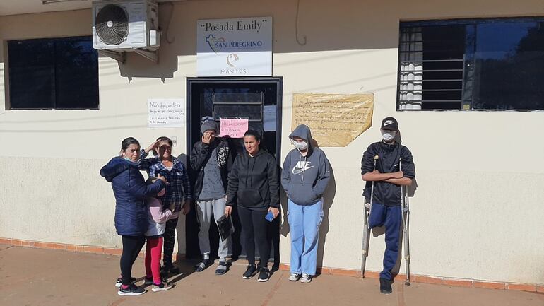 Familiares y pacientes oncológicos que hospedan en la "Posada Emily", piden a los directivos de la Fundación San Peregrino no cerrar el lugar.