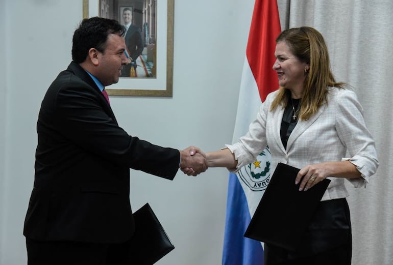 El doctor Félix Ortellado junto con la ministra de Salud, doctora María Teresa Barán.