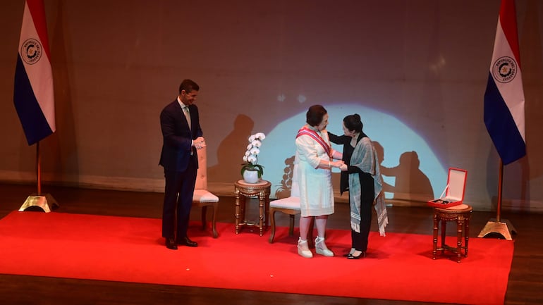 Gilda Ruiz de Segovia recibiendo la felicitación de las autoridades.