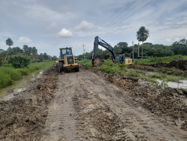 Maquinarias de la gobernación, reparando el camino Toro Pampa - Fuerte Olimpo.