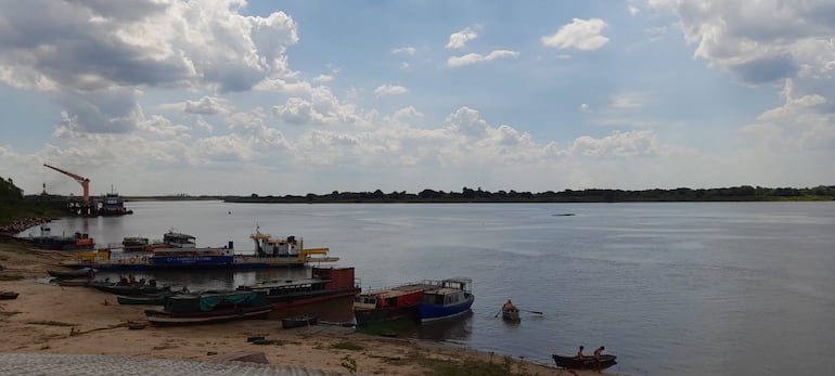 Así se presenta el puerto de Pilar esta semana. La bajante del río Paraguay otra vez pone en suspenso el cruce transversal de la balsa Rafaela a la costa argentina.