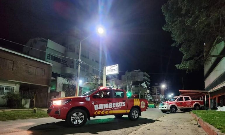 Un edificio de diez pisos que albergaba un aparthotel en la localidad costera argentina de Villa Gessell, en la provincia de Buenos Aires, se derrumbó este martes por causas hasta ahora no determinadas sin que se conozca aún si hubo víctimas y cuántas, aunque los bomberos buscan entre los escombros.