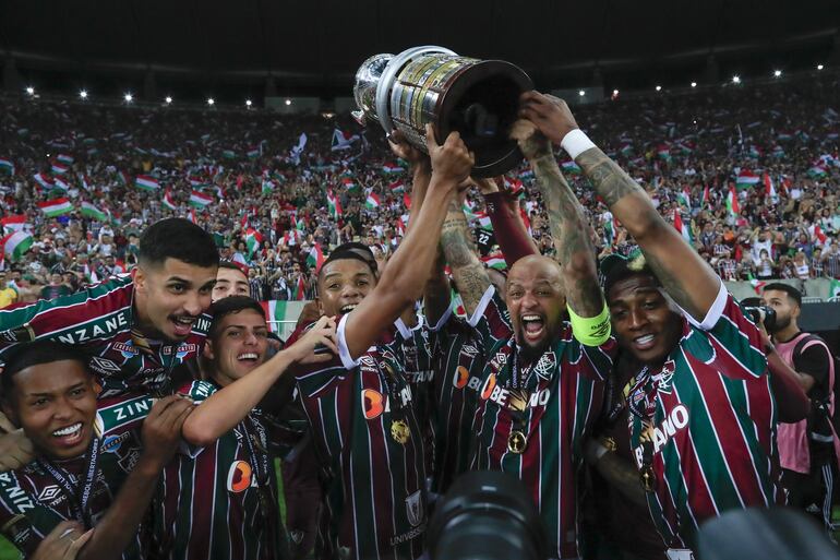  Jugadores de Fluminense celebran con el trofeo al ganar la final de la Copa Libertadores ante Boca Juniors, el 4 de noviembre 2023, en el estadio de Maracaná en Río de Janeiro (Brasil). 