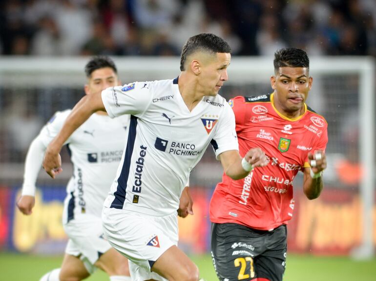 El paraguayo Alex Arce, futbolista de Liga de Quito, pelea por el balón en el partido frente a Deportivo Cuenca por los octavos de final de la Copa Ecuador 2024 en el estadio Rodrigo Paz Delgado, en Quito, Ecuador.