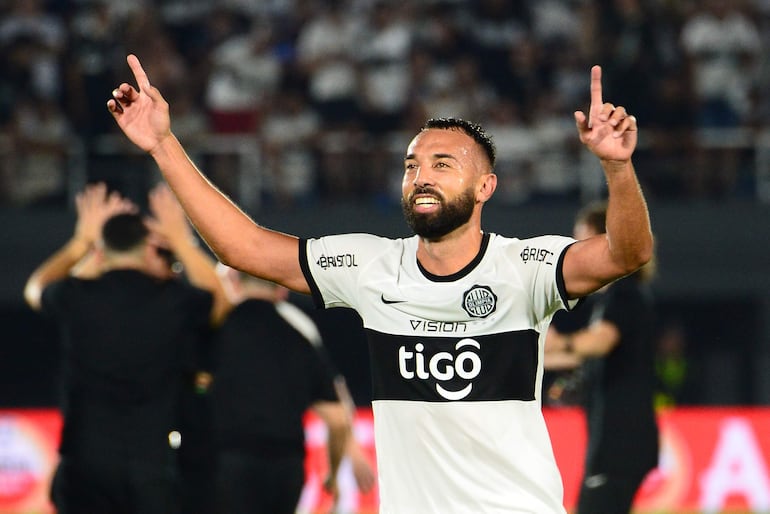 Ramón Martínez, jugador de Olimpia, celebra la victoria contra Flamengo en un partido de los octavos de final de la Copa Libertadores en el estadio Defensores del Chaco, en Asunción.