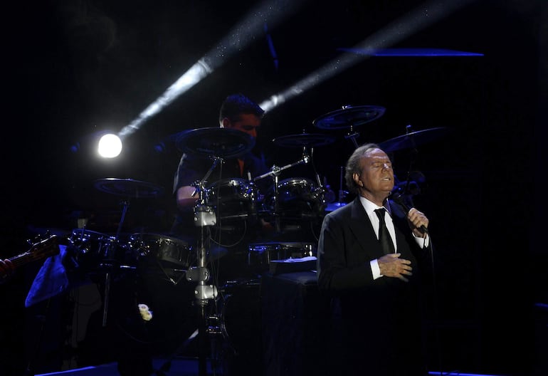 Fotografía de archivo del cantante Julio Iglesias en su actuación en el Ulker Arena en Istanbul el 14 de marzo 2015. Julio Iglesias ha desmentido, en un comunicado en su cuenta de Instagram, que vaya a retirarse de la música. (EFE/ARCHIVO/DENIZ TOPRAK)
