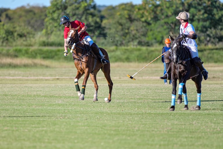 Una de las alternativas del juego de polo entre nuestra representación y la de Chile.