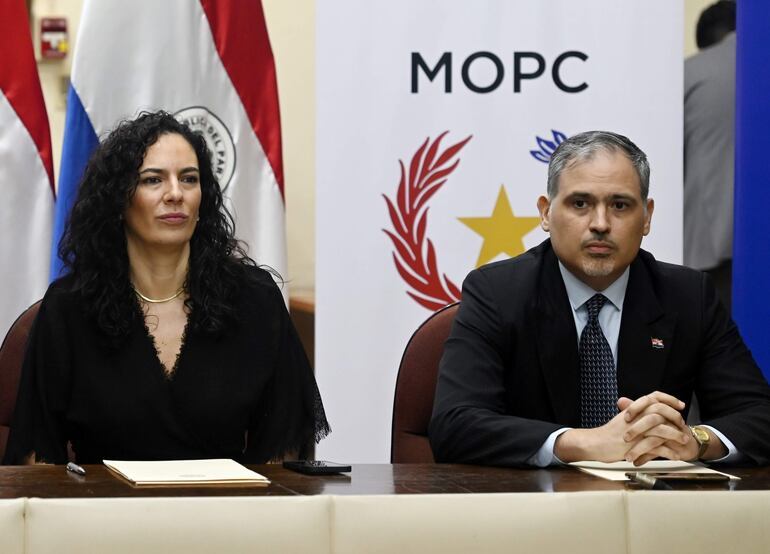 Claudia Centurión, ministra del MOPC, y Marco Elizeche, viceministro de administración y finanzas.