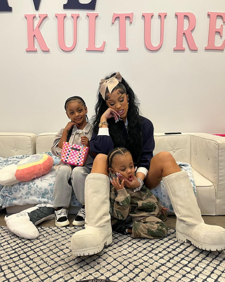 Cardi B con sus hijos Kulture (6) y Wave (2). Pronto se sumará un integrante más a la familia. (Instagram/Cardi B)