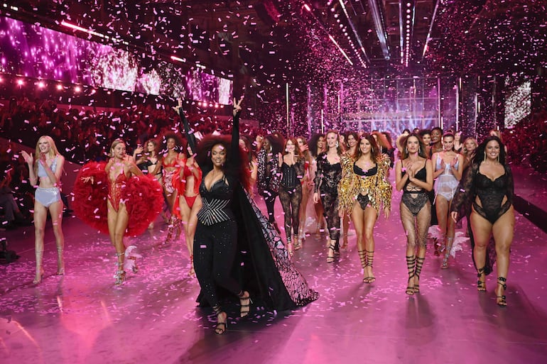 La exmodelo Tyra Banks (de negro) junto otras divas de las pasarelas en Victoria's Secret Fashion Show, New York.