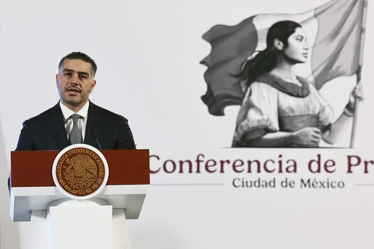 El secretario de Seguridad y Protección Ciudadana, Omar García Harfuch habla este martes durante una conferencia de prensa.
