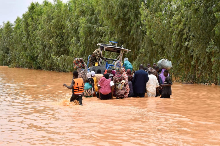 Barcos de la policía fueron utilizados para transportar personas después de las fuertes lluvias que dañaron la carretera nacional 25 desde Niamey, la capital de Níger, hasta las provincias de Tillabéri y Tahoua en el oeste de Níger. 