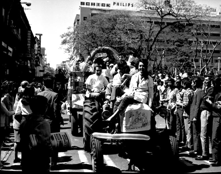 Un desfile primaveral de 1968 en la calle Palma.