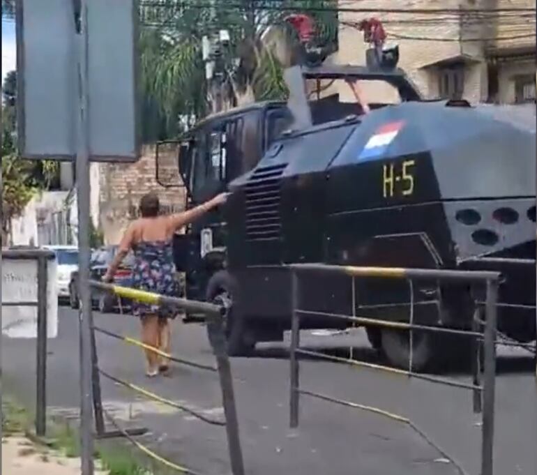 Vecina reclama a conductor de camión hidrante de la Policía Nacional por romper su pared.