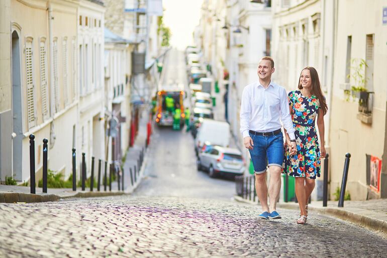 Pareja romántica por Montmartre, París.