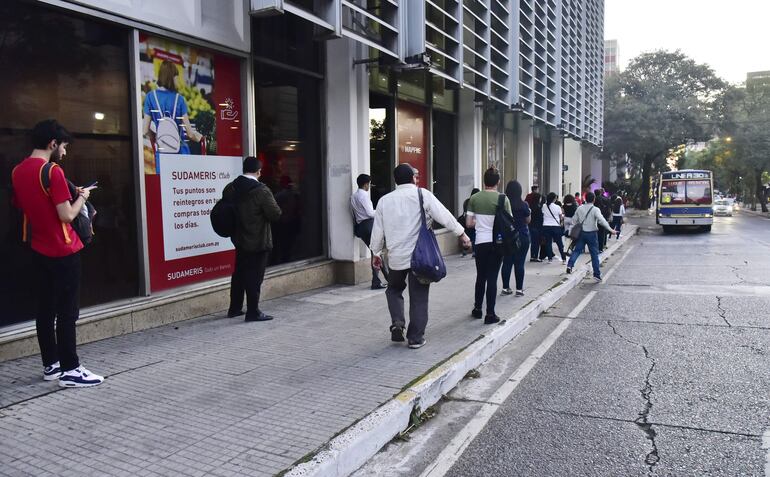 Los pasajeros del Área Metropolitana soportan tediosas esperas de colectivos, a pesar de que los empresarios cobran millonarios subsidios. A esta situación se le suma que los choferes siquiera son empleados de a manera formal.