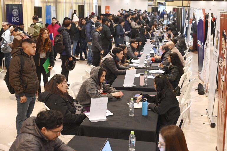 Mas de 1.500 personas se presentaron ayer para las entrevistas presenciales en la Expo Empleos