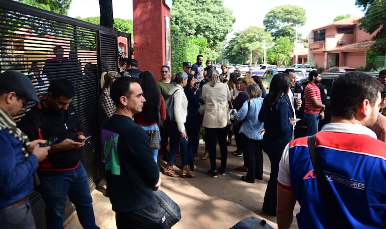 Protesta de padres frente al colegio privado de Lambaré.