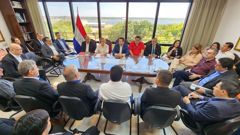 Lea Giménez (2ª der.) junto con el presidente de Diputados, Raúl Latorre (centro) en la reunión de ayer.