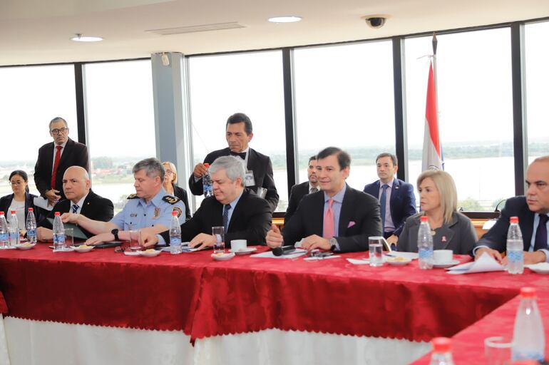 El ministro del Interior, Enrique Riera; el Comandante de la Policía, Carlos Benítez junto con la mesa directiva del Senado y los líderes de bancada.