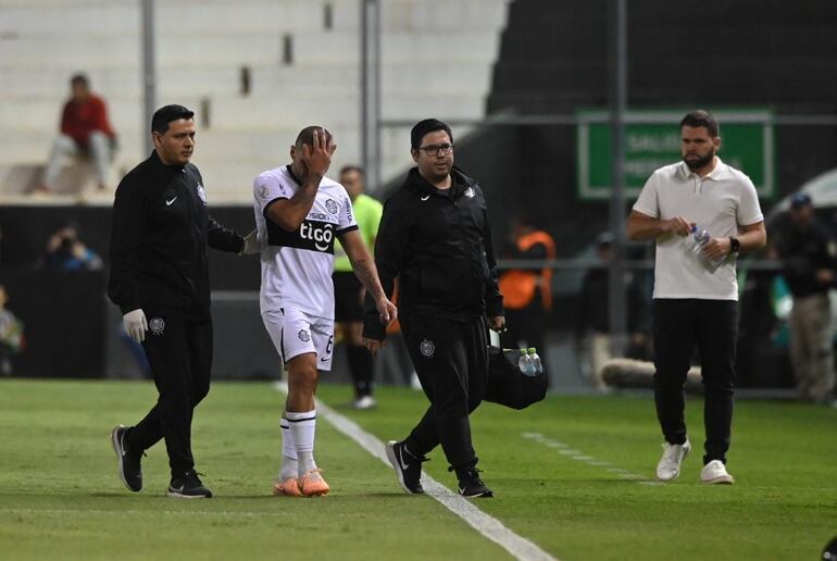 Richard Ortiz, capitán de Olimpia, retirándose lesionado del partido ante Libertad.