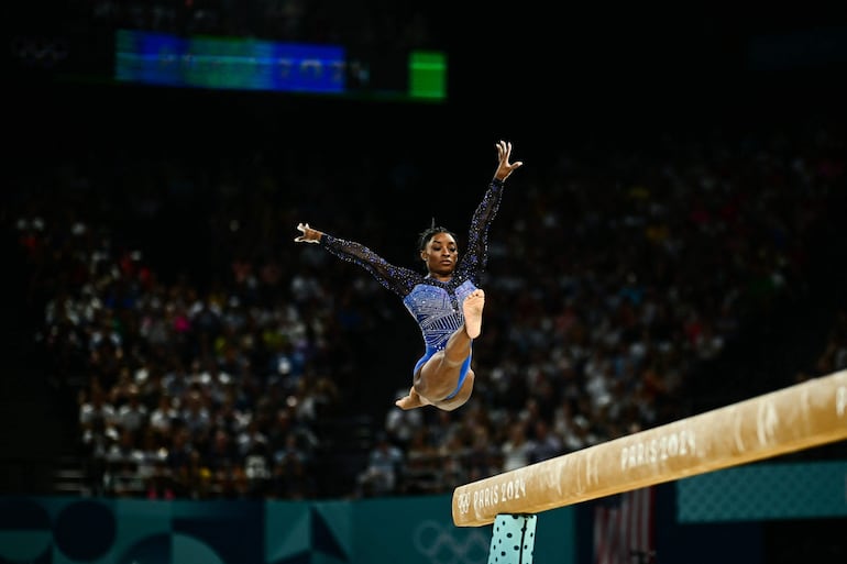 La estadounidense Simone Biles compite en la prueba de barra de equilibrio de la final femenina de gimnasia artística durante los Juegos Olímpicos de París 2024 en el Bercy Arena de París, el 1 de agosto de 2024.