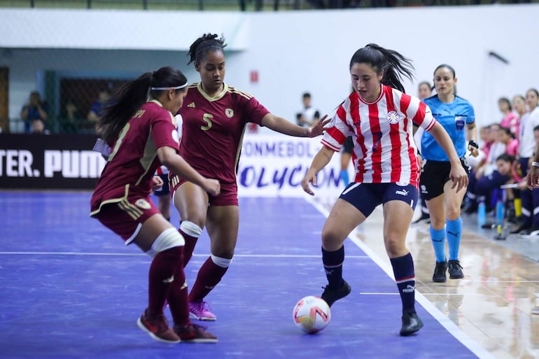 La goleadora paraguaya, Nataly Lezcano se mueve ante la marca de las venezolanas. Nataly convirtió a 6” del final.