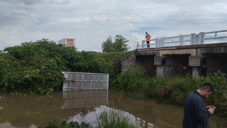 Conductor de camión pierde el control y cae a un arroyo en Caapucú.