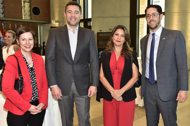 Rachel Kutzley, el vicepresidente de la República del Paraguay, Pedro Alliana; Cecilia Pérez y Amir P. Masliyah.