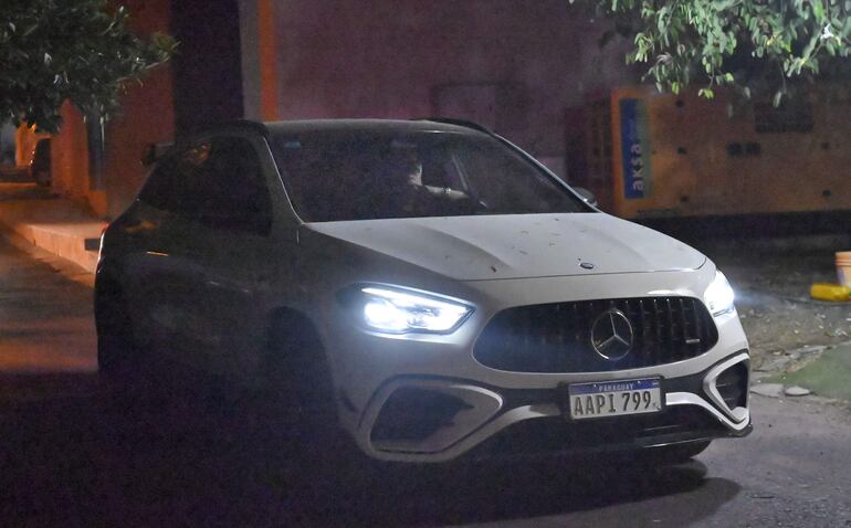 En esta camioneta Mercedes Benz, modelo 2024, color blanco, César Ruíz Díaz se retiró de la reunión con autoridades.