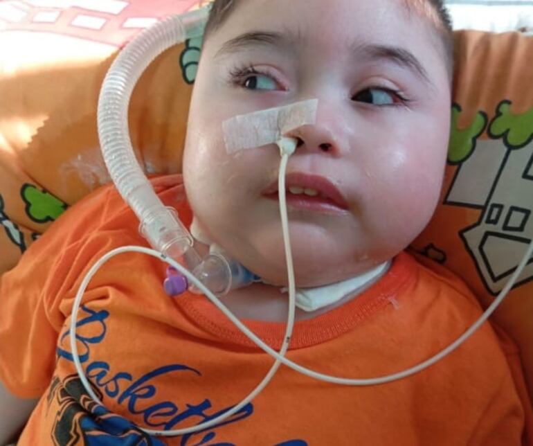 El pequeño Daniel fue diagnosticado con mielomeningocele o espina bífida. Está internado hace 18 meses.