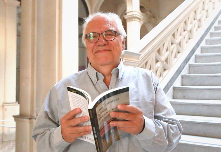 El escritor uruguayo Luis Fernando Iglesias posa con un ejemplar de su novela.