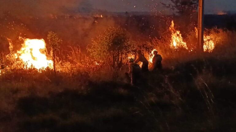 Incendio de pastizal pone en riesgo a automovilistas y a los ciudadanos que tienen problemas de salud.