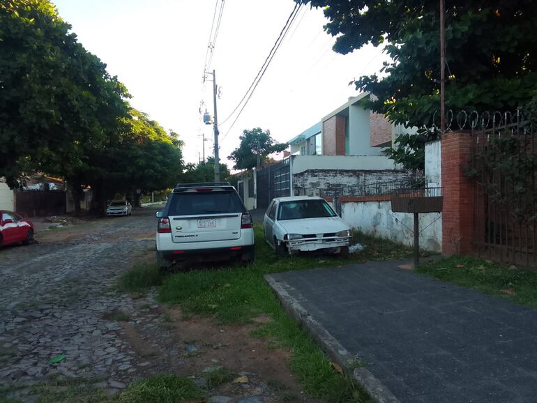 Vecinos reclaman autos abandonados y convertidos en criaderos de mosquitos