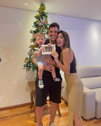 Flor Tomeo y Gaspar Servio, con Balti en brazos, anunciaron que pronto se agrandará la familia.