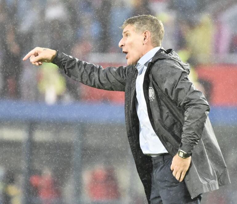 El argentino Martín Palermo, entrenador de Olimpia, en un partido frente a Olimpia por el superclásico del fútbol paraguayo en el estadio La Nueva Olla, en Asunción.