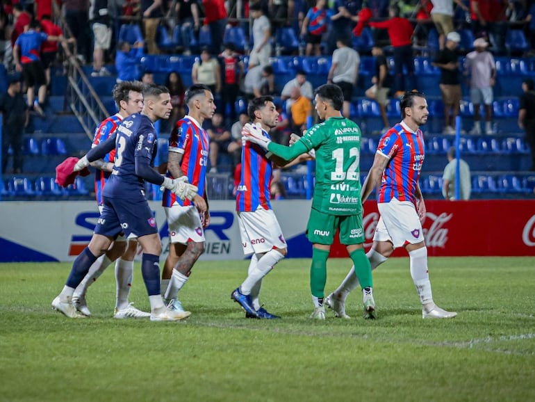 Los jugadores de Cerro Porteño festejan la victoria por penales y clasificación a los octavos de final de la Copa Paraguay después de eliminar a Deportivo Recoleta en el estadio Luis Alfonso Giagni, en Villa Elisa.