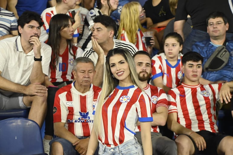 Los aficionados de Paraguay en el estadio Defensores del Chaco en la previa del partido contra Brasil por las Eliminatorias Sudamericanas 2026.