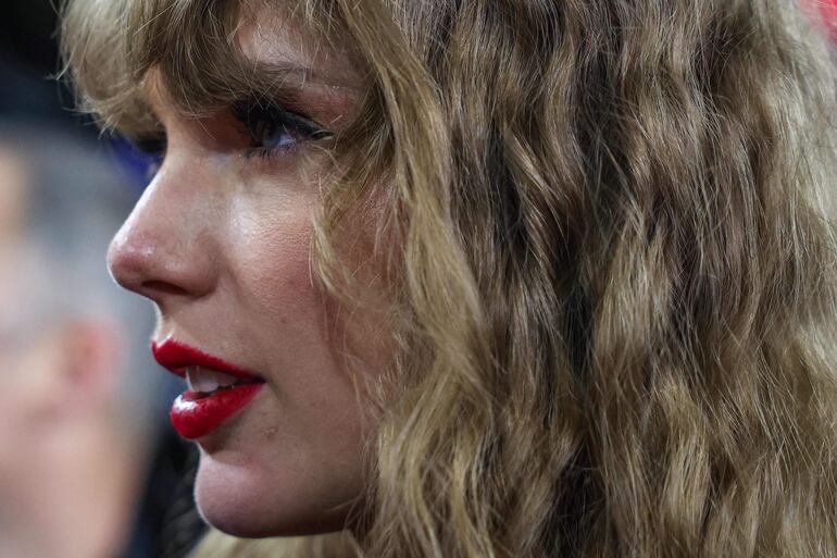 Redes sociales como X, Instagram y Threads están suprimiendo la búsqueda ´Taylor Swift inteligencia artificial (IA)´ tras la filtración de imágenes sexuales falsas de la cantante estadounidense.