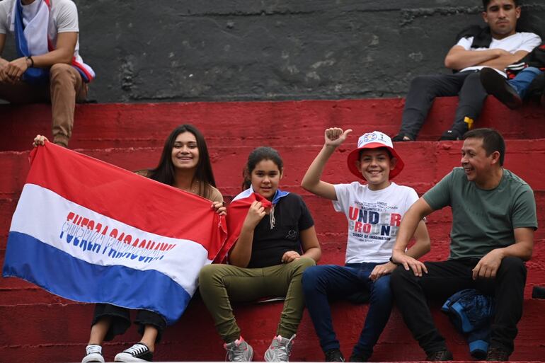 Los aficionados de Paraguay comienzan a copar el Antonio Aranda