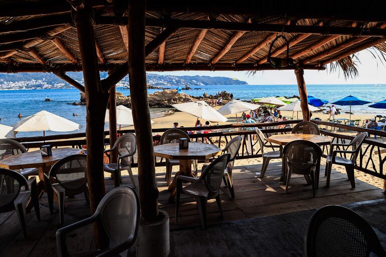 Fotografía de un restaurante sin clientes el 23 de diciembre de 2023, en Acapulco, estado de Guerrero (México).
