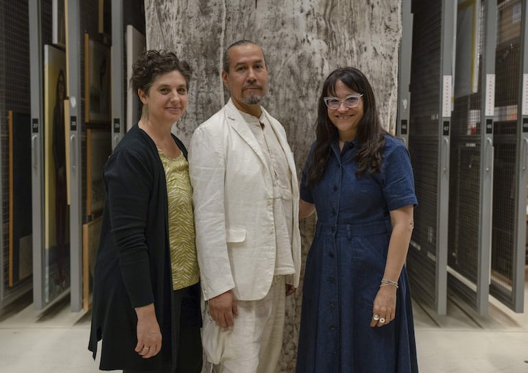 El artista paraguayo Marcos Benítez (centro) posa junto a Valeria Intrieri, registro y colección del Malba; y María Amalia García, curadora en jefe del museo.