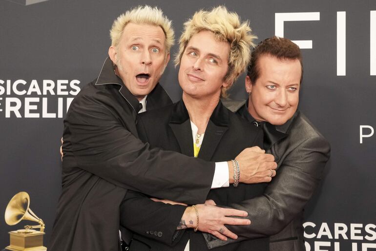 Mike Dirnt, Billie Joe Armstrong y Tré Cool, integrantes de Green Day en la pasada edición de los Grammy. La banda está produciendo una película inspirada en sus propias experiencias.